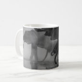 MUG PHOTO GRAYSCALE D'ÉLÉPHANTS EN EAU POTABLE (Devant gauche)