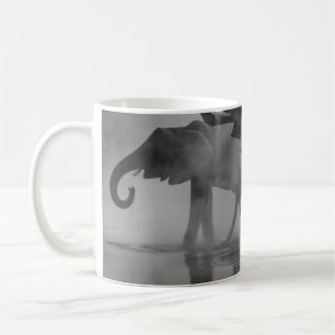 MUG PHOTO GRAYSCALE D'ÉLÉPHANTS EN EAU POTABLE