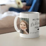 Mug Photo minimaliste chic | Seras-Tu Ma Servante D'Ép<br><div class="desc">Planifier un mariage est une période passionnante pour n'importe qui, prendre des décisions importantes comme qui sera votre servante d'honneur n'est qu'une d'entre elles. Ces tasses à café minimes et élégantes sont une excellente façon de leur demander et leur donnera un souvenir photo pour garder le trésor pour toujours. La...</div>