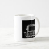 Mug Photo noire et blanche de pont d'ascenseur aérien (Devant droit)