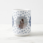 Mug photo personnalisé avec fleurs bleues | Person (Centre)