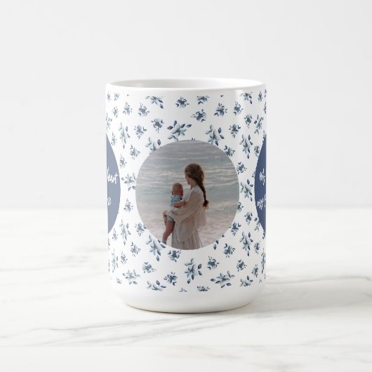 Mug photo personnalisé avec fleurs bleues | Person (Centre)
