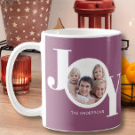 Mug Photo personnalisée<br><div class="desc">Cette Mug photo de Noël moderne est décorée avec le mot JOY en blanc sur un arrière - plan de prune violette. Facilement personnalisable avec votre photo et votre nom.</div>