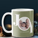 Mug Photo personnalisée Joie Sage Green<br><div class="desc">Cette Mug photo de Noël moderne est décorée avec le mot JOY en blanc sur un arrière - plan vert sage. Facilement personnalisable avec votre photo et votre nom.</div>