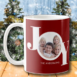 Mug Photo personnalisée Joy Burgundy<br><div class="desc">Cette Mug photo de Noël moderne est décorée du mot JOY en blanc sur un arrière - plan rouge bordeaux. Facilement personnalisable avec votre photo et votre nom.</div>