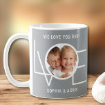 Mug Photo personnalisée Nous t'aimons Papa Fête des pè<br><div class="desc">This We Love You Dad Photo Coffee Mug est décoré avec le mot LOVE dans la typographie blanche sur un arrière - plan gris élégant. Facilement personnalisable avec votre photo et votre nom. Fait un grand cadeau de Fête des pères.</div>