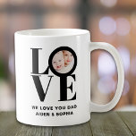 Mug Photo personnalisée Nous t'aimons Papa Fête des pè<br><div class="desc">This We Love You Dad Photo Mug est décoré avec le mot LOVE dans une typographie noire audacieuse. Facilement personnalisable avec votre photo et votre nom. Fait un grand cadeau de Fête des pères.</div>
