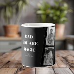 Mug Photo personnalisée 'Papa, tu es magique' Deux Pèr<br><div class="desc">Célébrez la magie de la paternité avec notre tasse personnalisée "Papa, tu es magique" ! Ce design unique est composé d'un arrière - plan noir frappant, d'une photo chère de deux pères et du message sincère "Papa, tu es magique". Customisez-le plus loin avec les noms de vos enfants pour créer...</div>