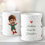 Mug Photo personnalisée Visage drôle Noël Elf Kid<br><div class="desc">Amusante et unique surprise Mug de vacances pour grand-mère et grand-père, maman ou papa - comme un cadeau ou rembourrage - avec votre message personnalisé dans une écriture manuscrite moderne. Remplacez le visage de cet elfe par votre photo préférée (assurez-vous de recadrer autant que possible sur le visage et utilisez...</div>