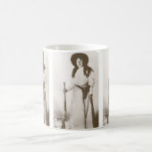 Mug Photo Portrait d'une fille qui tient un fusil, c19 (Centre)