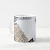 MUG PHOTOGRAPHIE À FAIBLE ANGLE DES BÂTIMENTS À HAUTE  (Devant gauche)