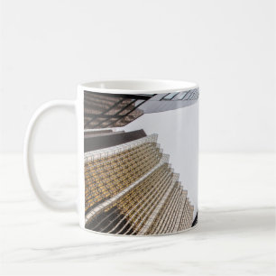 MUG PHOTOGRAPHIE À FAIBLE ANGLE DES BÂTIMENTS À HAUTE 