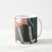 Mug Photographie de closeup d'oiseau rouge à long cou (Devant droit)