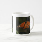 Mug Photographie de papillon orange dans la nature (Devant droit)