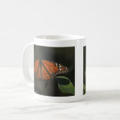 Mug Photographie de papillon orange dans la nature (Devant gauche)