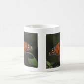 Mug Photographie de papillon orange dans la nature (Centre)