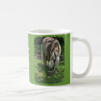 Mug Photographie de poney de Shetland frôlant sur la