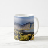 Mug Photographie de voyage sur la plage de sable noir  (Devant droit)