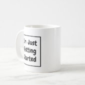 Mug Phrase « Je ne fais que commencer » lettrage noir (Devant gauche)