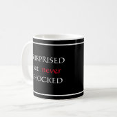 Mug Phrase "Surprise, mais jamais choquée" (Devant gauche)