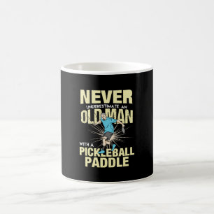 Mug Pickleball - Vieil Homme Avec Une Raquette De Pick