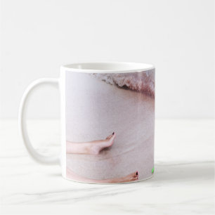 Mug Pied de personne à côté de pelle verte en bord de