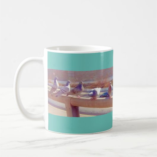 Mug Pigeons dans une rangée sur un pont (Gauche)