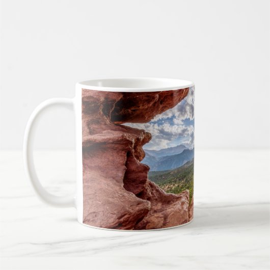 Mug Pikes Pic À Travers Un Trou Rocheux (Gauche)