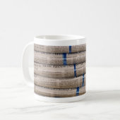 Mug Pile d'art d'évènements actuels de journaux (Devant gauche)