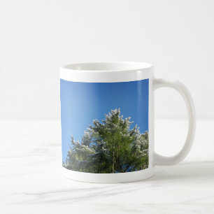 Mug Pin à pointes de neige sur le ciel bleu