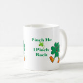 Mug Pinch Me, I Pinch Back with a Walking Clover (Devant droit)