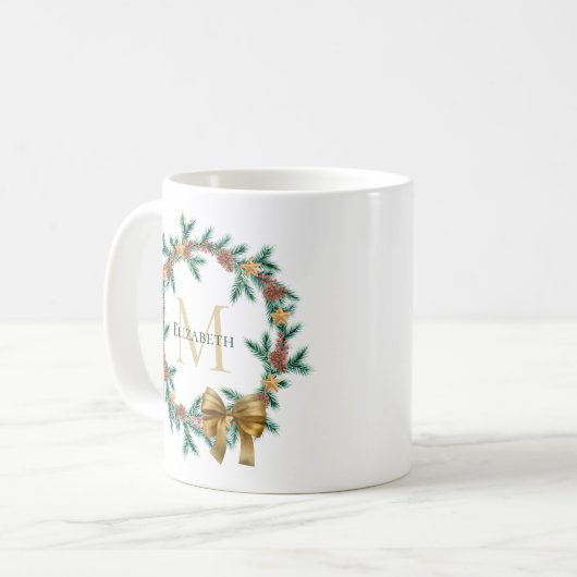 Mug Pinécone rustique | Monogramme de couronne de Noël (Devant gauche)