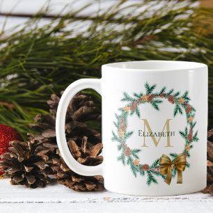 Mug Pinécone rustique Monogramme de couronne de Noël