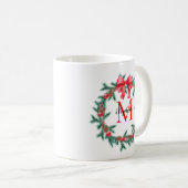 Mug Pinécone rustique | Monogramme de couronne de Noël (Devant droit)