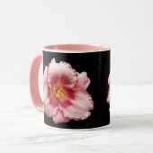 Mug Pink Daylily Bloom sur Black Floral (Devant gauche)