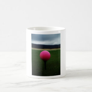 Mug Pink Golf Ball sur un terrain de golf de montagne