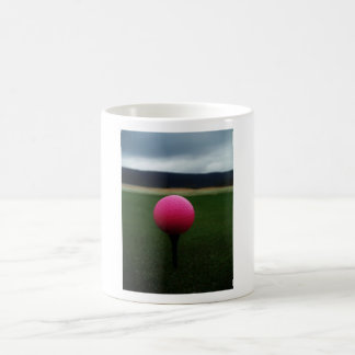 Mug Pink Golf Ball sur un terrain de golf de montagne
