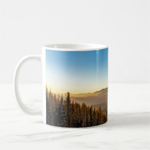 MUG PINS VERTS SUR LA MONTAGNE SOUS LE CIEL BLEU PENDA