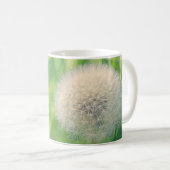 Mug Pissenlit dans la verdure avec une douce lumière e (Devant droit)