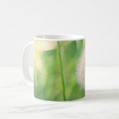 Mug Pissenlit dans la verdure avec une douce lumière e (Devant gauche)