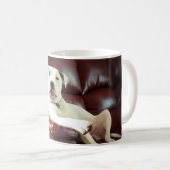 Mug pitbull blanc drôle sur le canapé (Devant droit)