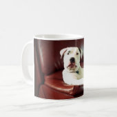 Mug pitbull blanc drôle sur le canapé (Devant gauche)