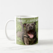 Mug Pitbull dans l'herbe (Gauche)