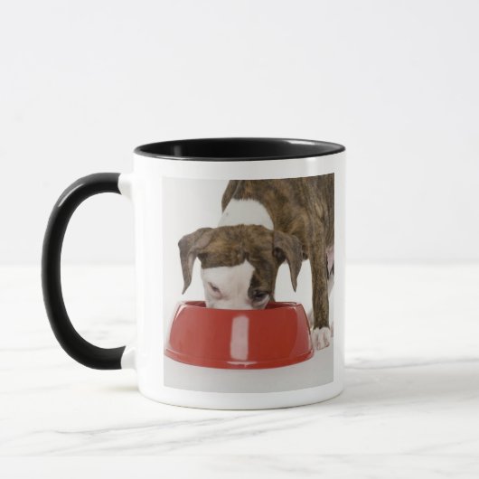 Mug Pitbull de chiot mangeant hors du plat (Gauche)
