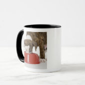 Mug Pitbull de chiot mangeant hors du plat (Devant gauche)