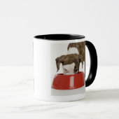 Mug Pitbull de chiot mangeant hors du plat (Devant droit)