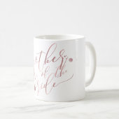 Mug PixDezines Mère de la mariée/Faux script doré rose (Devant droit)