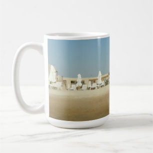 Mug Plage de la station balnéaire ensoleillée avec tra