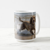 Mug "Plaisir de bord de mer : Un Cocker Spaniel Play d (Devant droit)