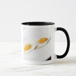 Mug Plan rapproché de deux oeufs au plat